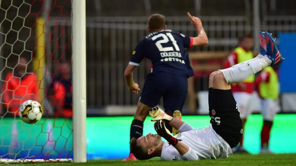 Slávista Douděra se raduje z druhého gólu v Brně