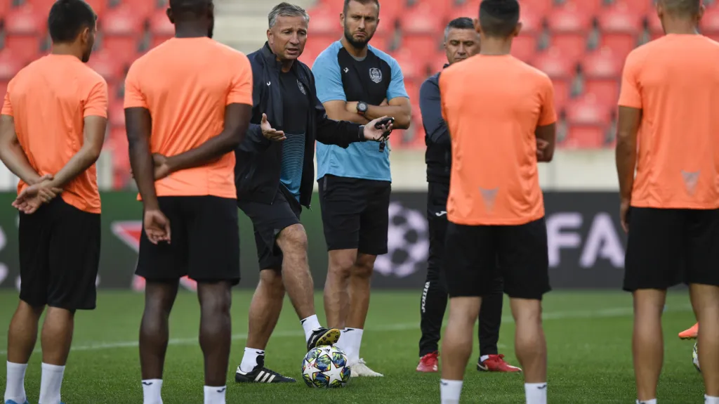 Kouč Kluže Dan Petrescu na tréninku