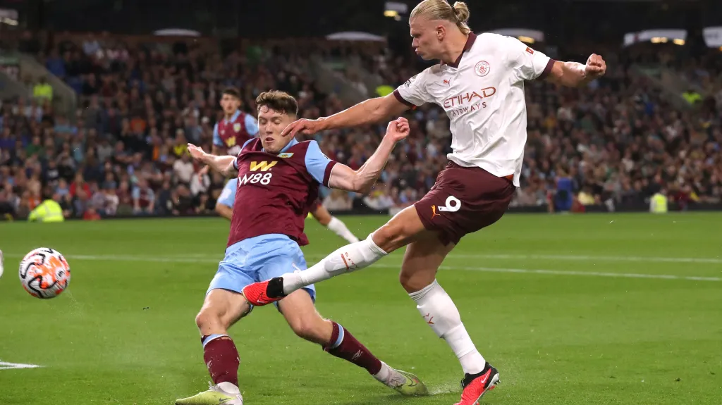 Haaland z Manchesteru City střílí gól Burnley 