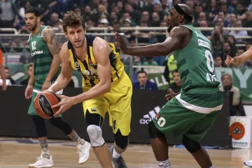 Jan Veselý v utkání s Panathinaikosem