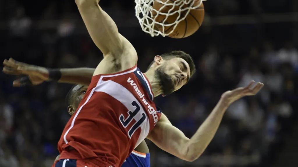 Basketbalista Tomáš Satoranský smečuje proti Knicks