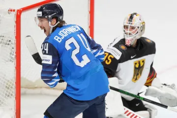 Hannes Björninen překonává Mathiase Niederbergera