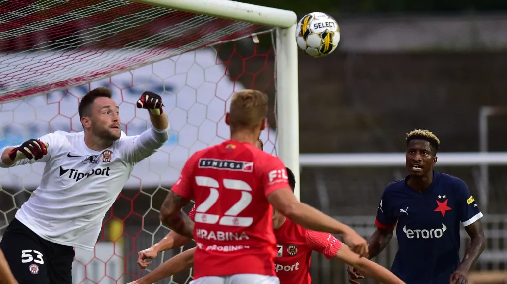 Brněnský brankář Berkovec řeší situaci v zápase se Slavií