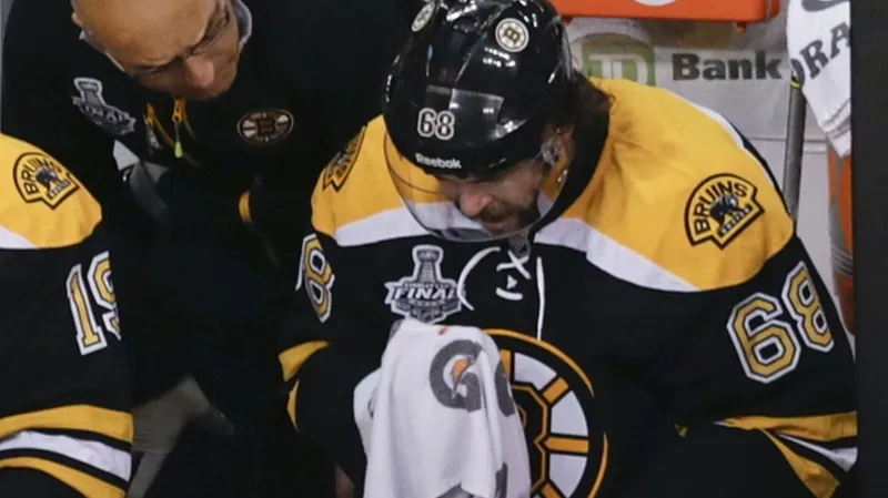 Jaromír Jágr na lavičce v průběhu šestého finále