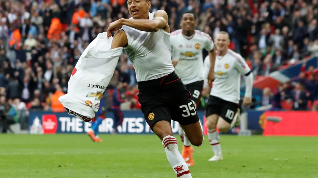 Slavící Jesse Lingard se spoluhráči