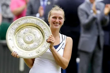 Petra Kvitová s wimbledonskou trofejí