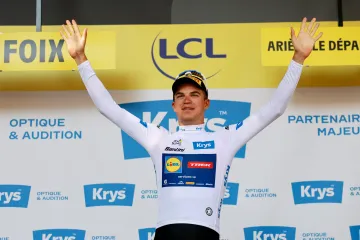 Mathias Vacek v bílém dresu pro nejlepšího mladého jezdce Tour de France