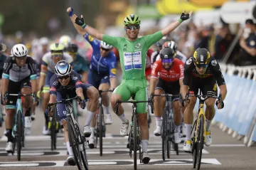 Mark Cavendish se raduje z vítězství v etapě na Tour de France