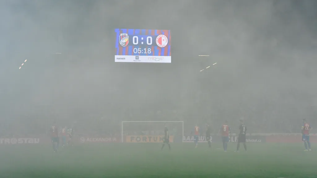 Kvůli kouři z dýmovnic slávistických fanoušků došlo k přerušení šlágru v Plzni