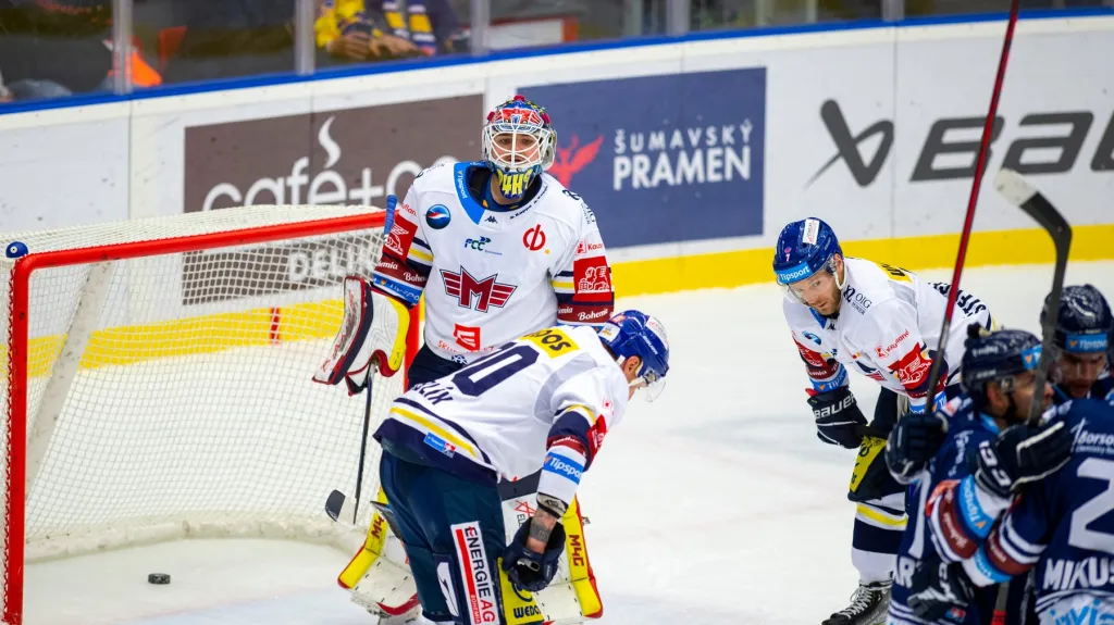 Českobudějovický gólman Dominik Hrachovina inkasuje v utkání proti Vítkovicím