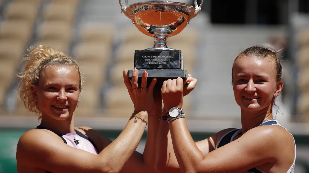 Barbora Krejčíková (vpravo) a Kateřina Siniaková s trofejí z Roland Garros