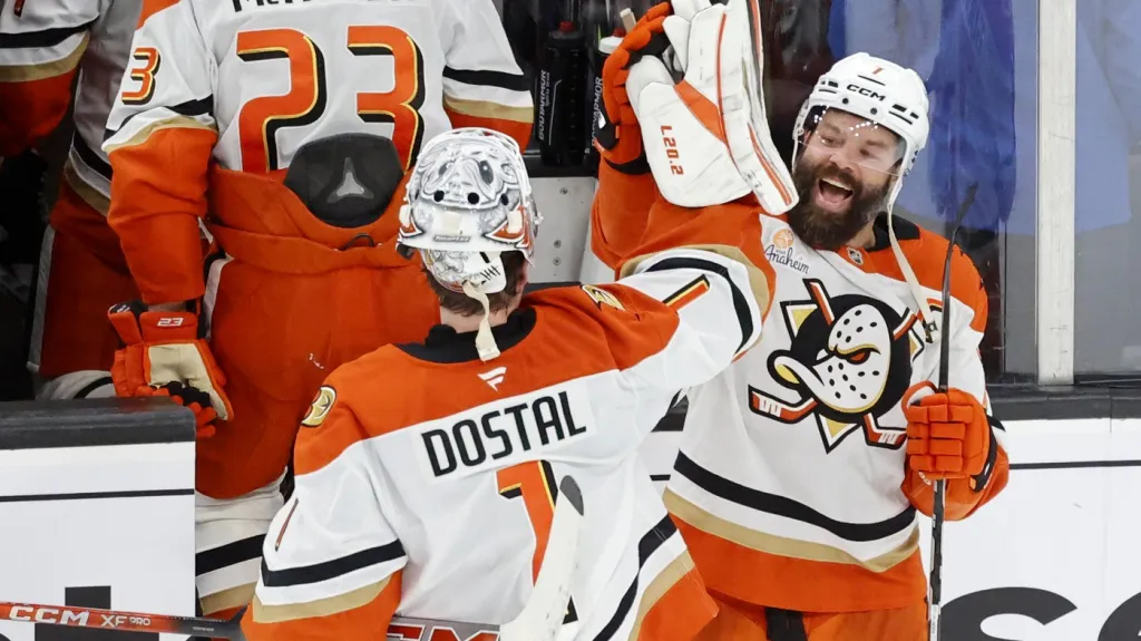 Lukáš Dostál a Radko Gudas z Anaheimu oslavují výhru
