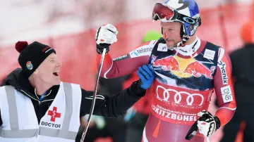 Aksel Lund Svindal po nehodě ve sjezdu v Kitzbühelu