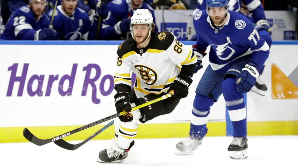 Hvězda Bostonu David Pastrňák ujíždí Victoru Hedmanovi z Tampy