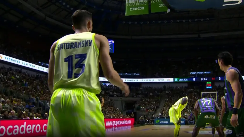 Tomáš Satoranský v zápase Barcelony s Málagou