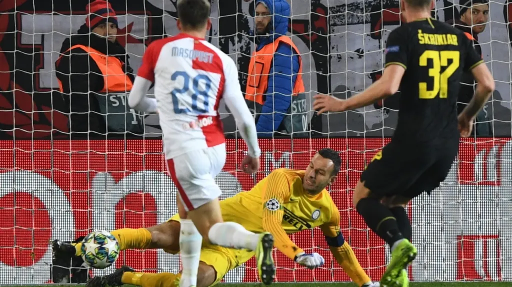 Samir Handanovič vyráží střelu Lukáše Masopusta