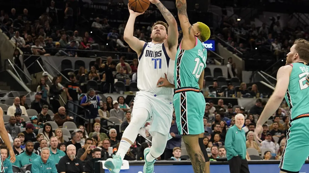 Luka Dončič v utkání se San Antoniem