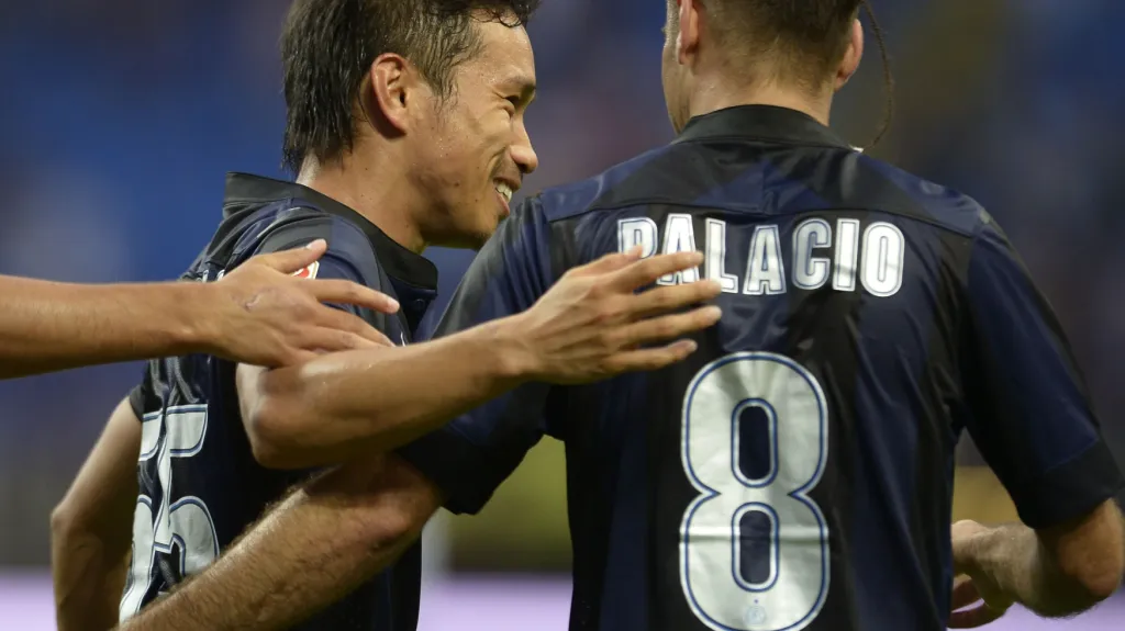 Rodrigo Palacio slaví s Yutem Nagatomem