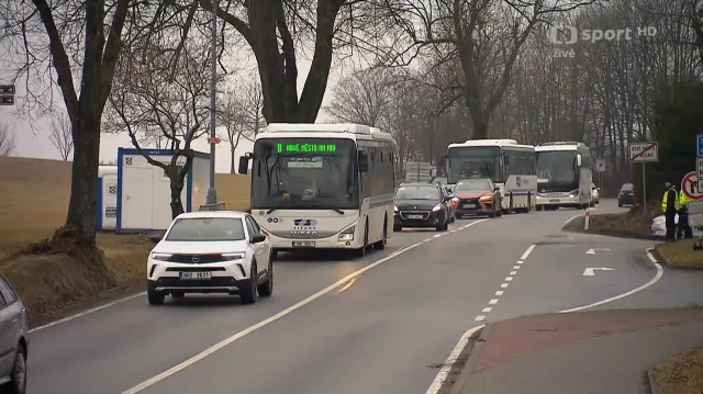 Počasí komplikuje také logistiku, fanoušky sváží kyvadlová doprava