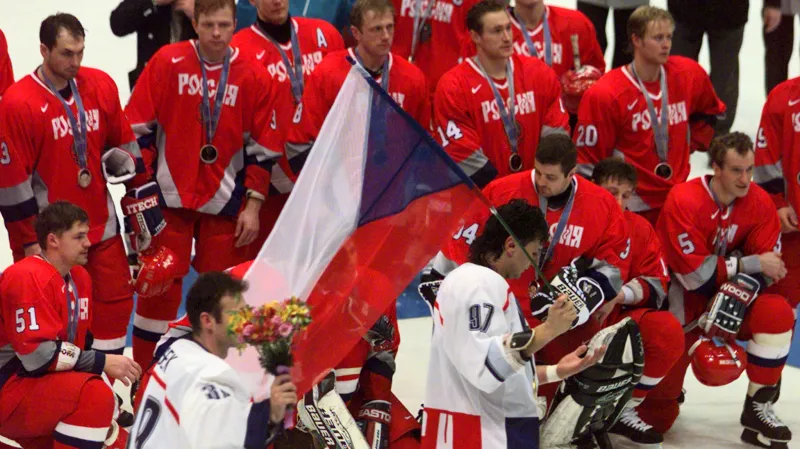 Vladimír Růžička s vlajkou po olympijském triumfu v Naganu nad Ruskem