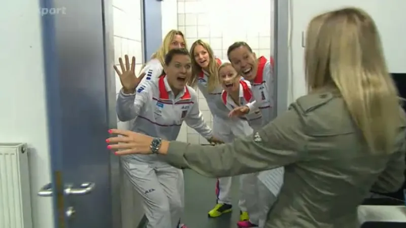 Koukalová zpět ve fedcupové šatně - bez rakety a s mikrofonem