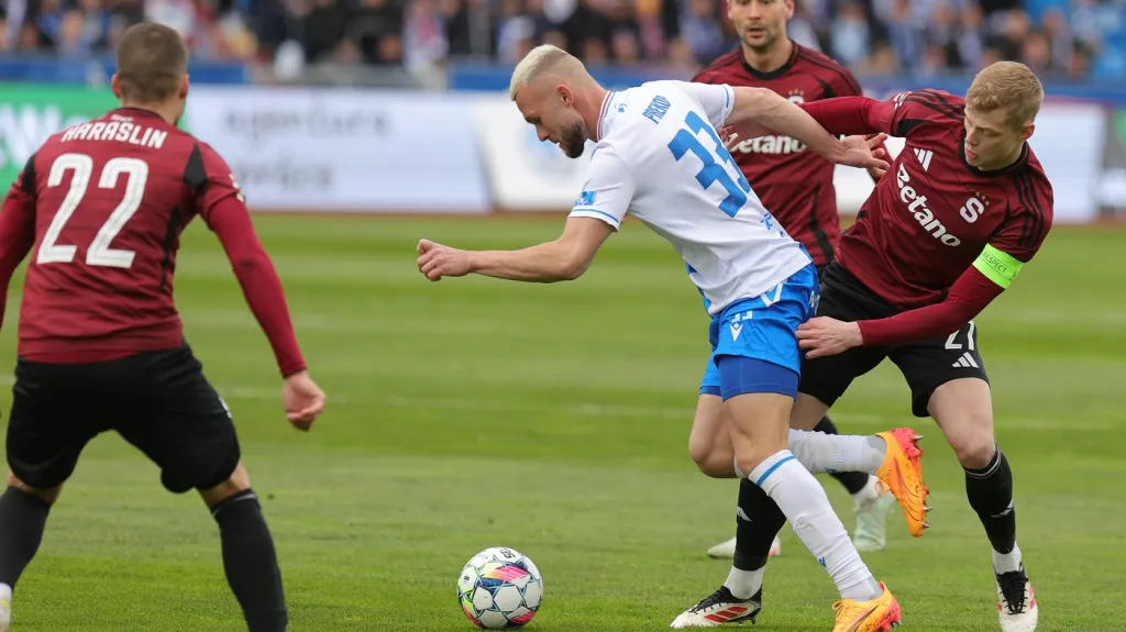 Erik Prekop z Baníku Ostrava v obklopení hráčů Sparty