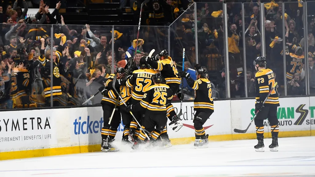 Radost hokejistů Bostonu po rozhodující trefě v prodloužení