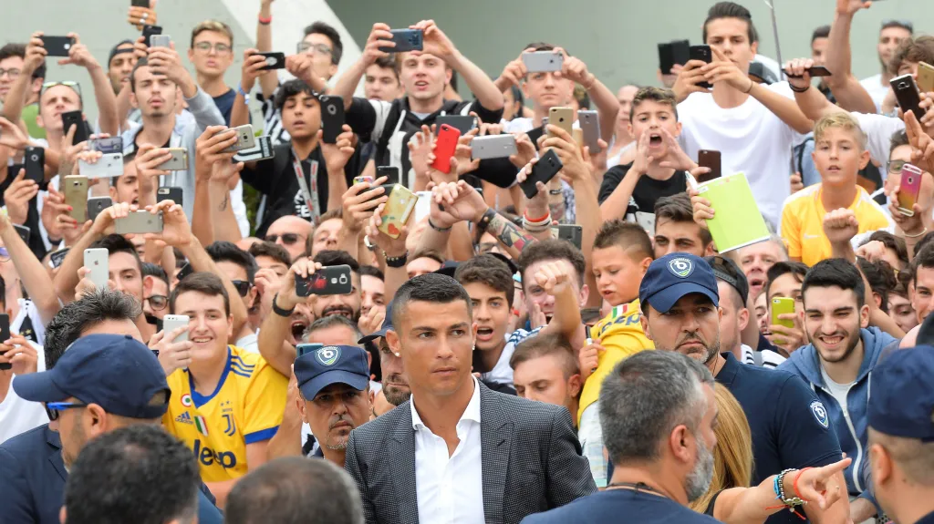 Cristiano Ronaldo v obležení fanoušků a policie v Turíně