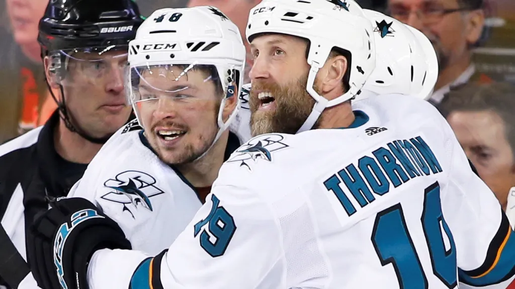 Tomáš Hertl (vlevo) se raduje z gólu se spoluhráči ze San Jose