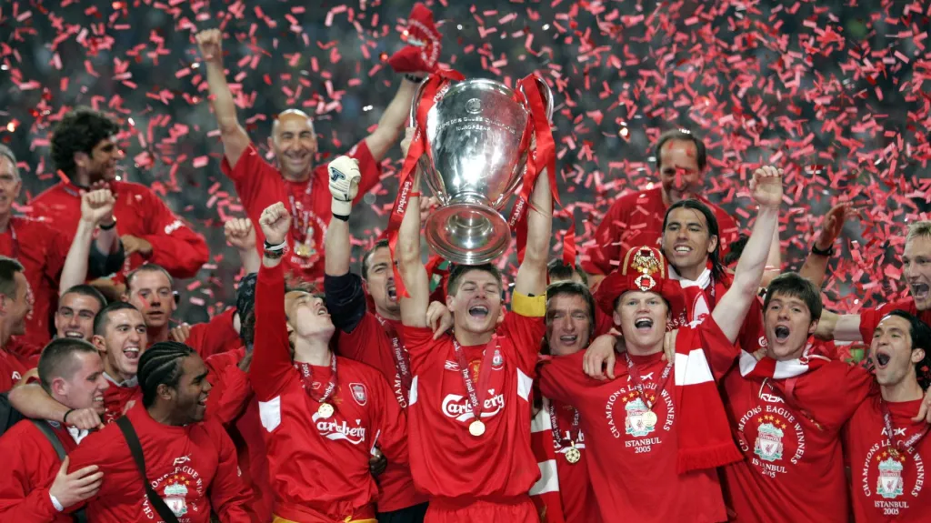 Liverpool FC vítězem Ligy mistrů, Istanbul, 25. května 2005. Vladimír Šmicer a Milan Baroš vpravo od kapitána Stevena Gerarda, jenž drží pohár