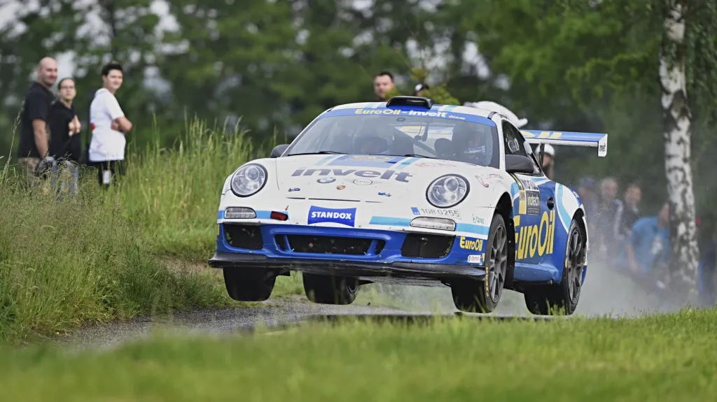 Václav Pech a Petr Uhel s vozem Porsche 997 GT3