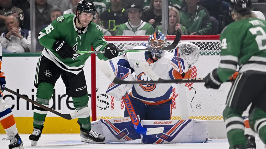 Brankář NY Islanders David Rittich čelí šanci Dallasu