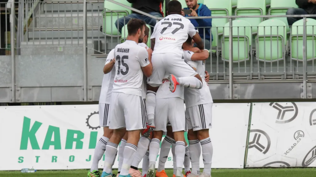 Fotbalisté Karviné slaví branku proti Příbrami
