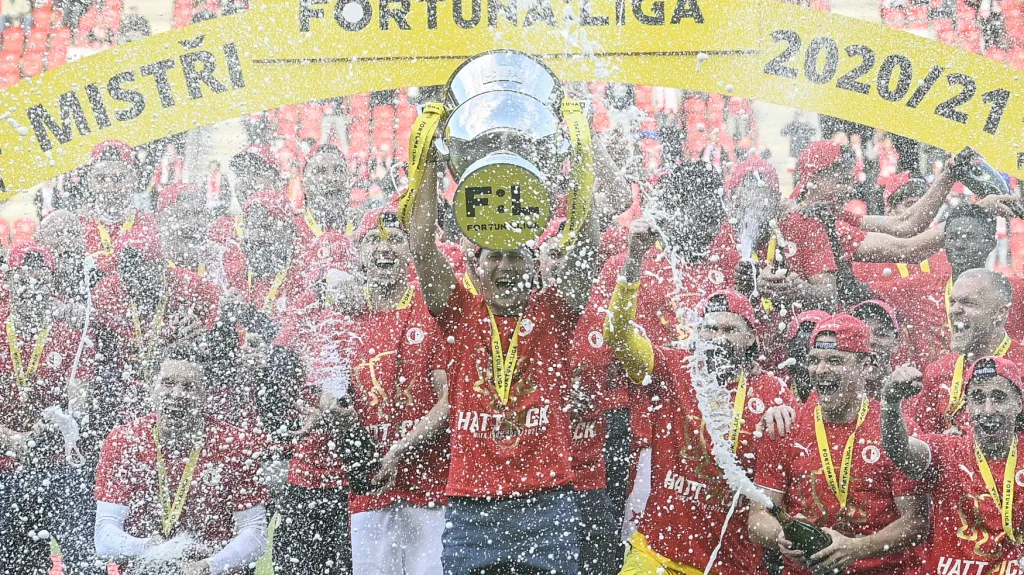 Fotbalisté Slavie slaví zisk mistrovského titulu