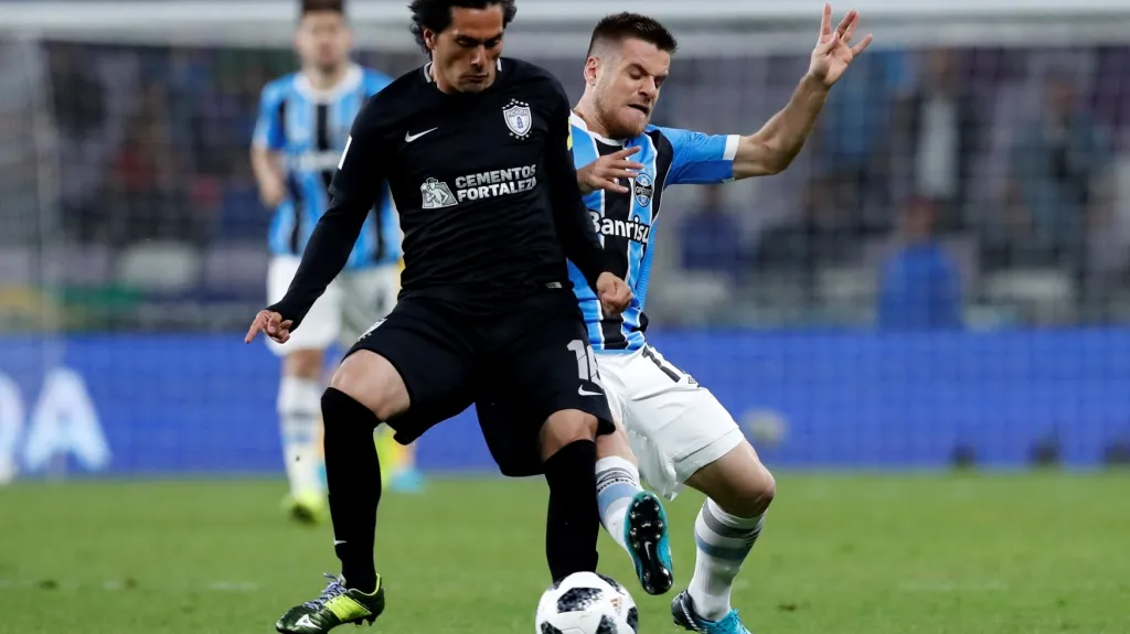 Jorge Hernández si kryje míč před Ramirem z Gremia