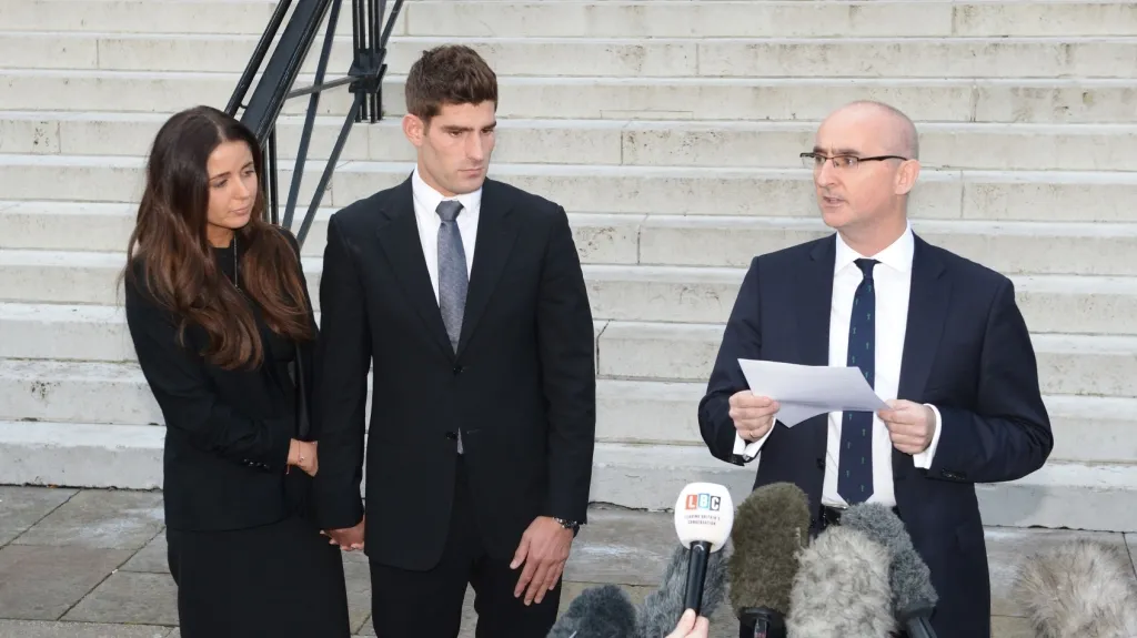 Ched Evans se svou snoubenkou Natashou Masseyovou a advokátem Shaunem Draycottem