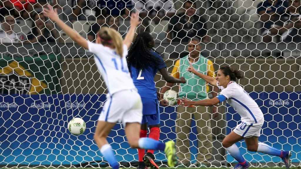 Fotbalistky USA se radují z branky do sítě Francie