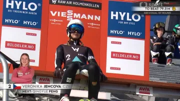 Skok Veroniky Jenčové na velkém můstku v Holmenkollenu