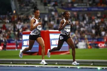 Faith Kipyegonová (vpravo) na trati 5000 metrů
