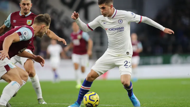 Záložník Chelsea Christian Pulišič motá hlavu obraně Burnley