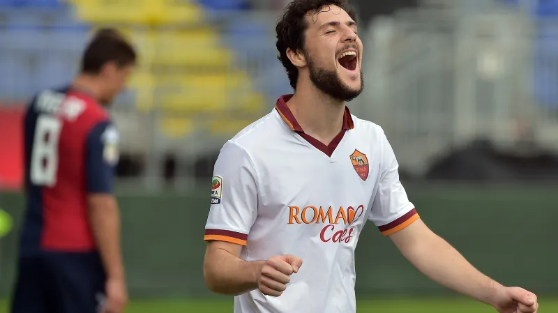 Mattia Destro z AS Řím slaví branku v síti Cagliari