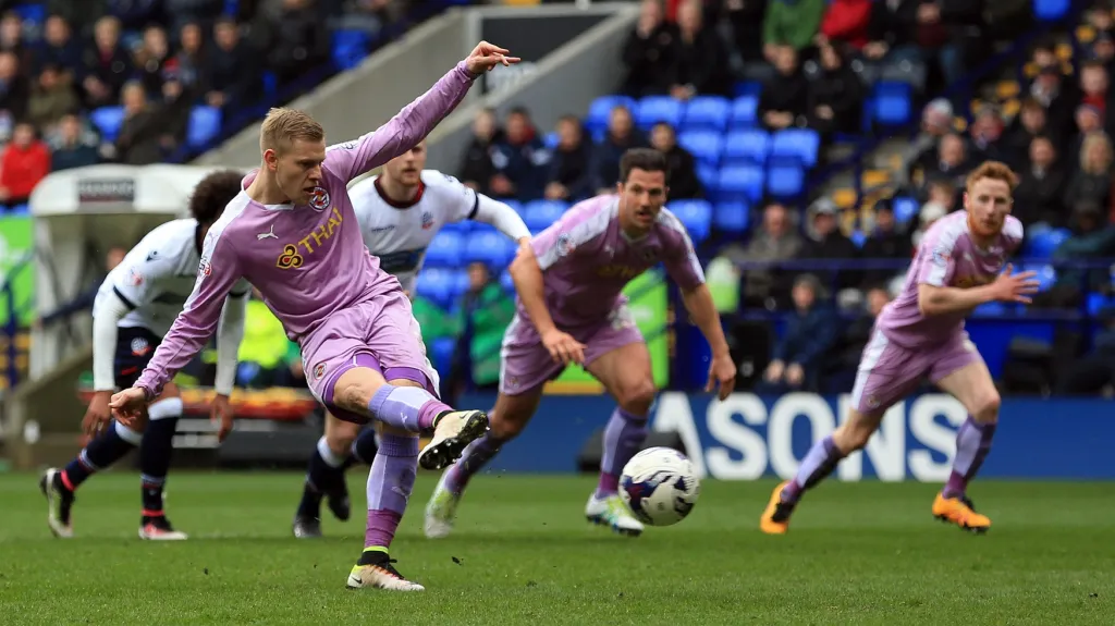 Útočník Readingu Matěj Vydra kope penaltu v utkání s Boltonem