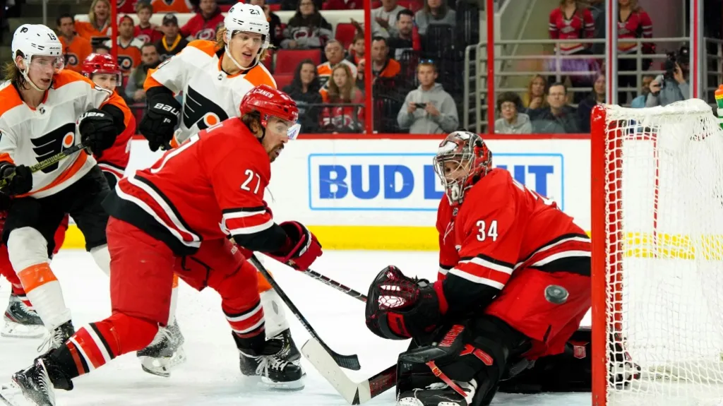 Brankář Petr Mrázek z Caroliny čelí šanci Philadelphie