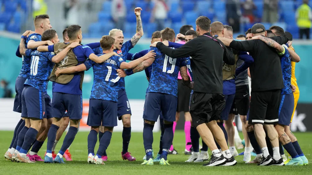 Slovenští fotbalisté s členy realizačního týmu