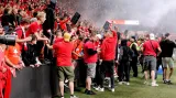 Fanoušci Slavie na hrací ploše