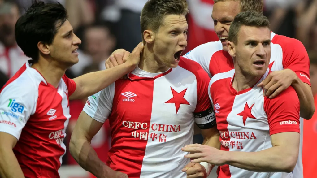 Milan Škoda (uprostřed) slaví se spoluhráči vstřelený gól