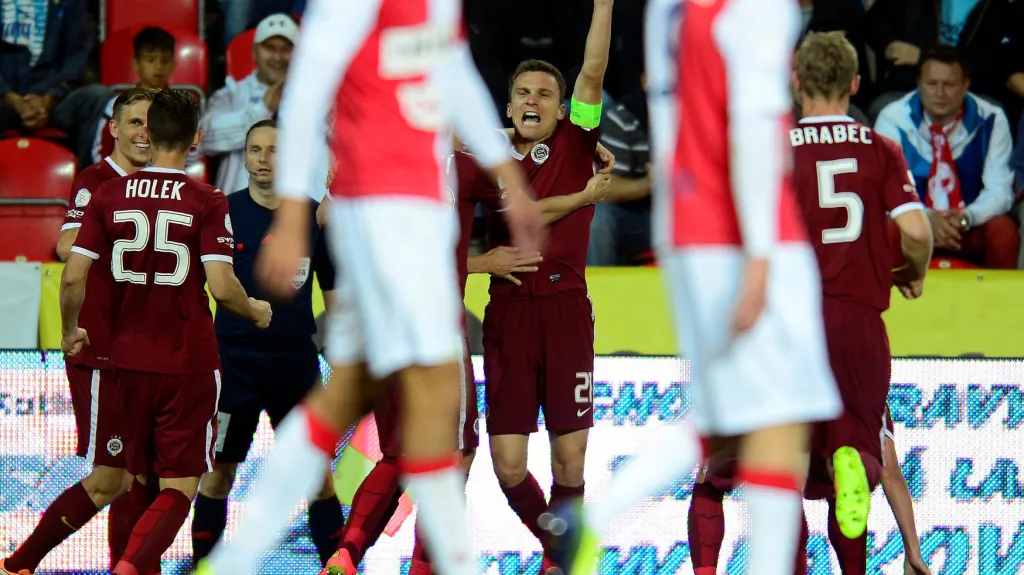 David Lafata ze Sparty slaví gól v síti Slavie