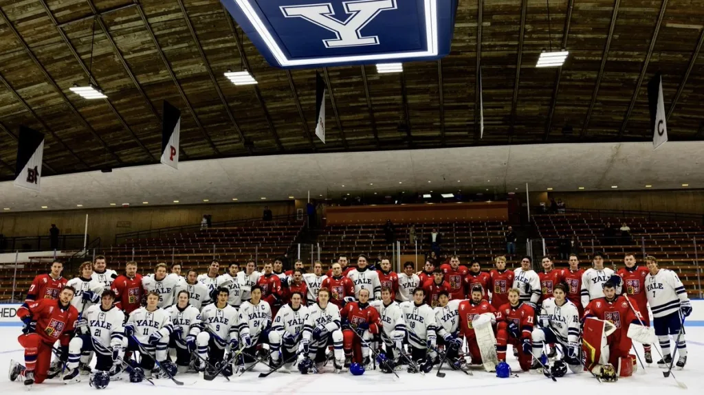 Společné focení hokejistů z Yaleovy univerzity a českých univerzit