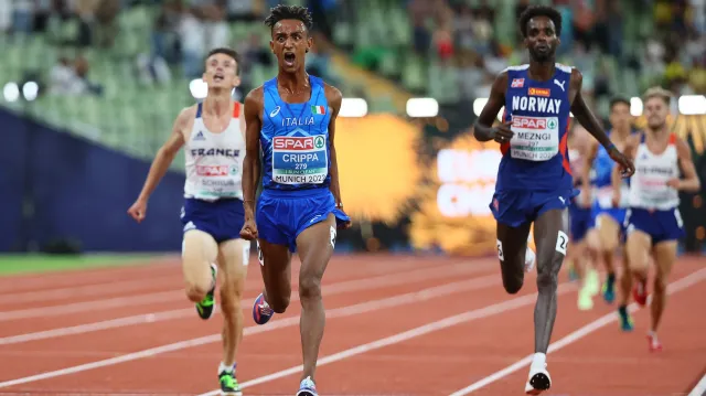 Závěr běhu na 10 000 metrů s vítězným Crippou