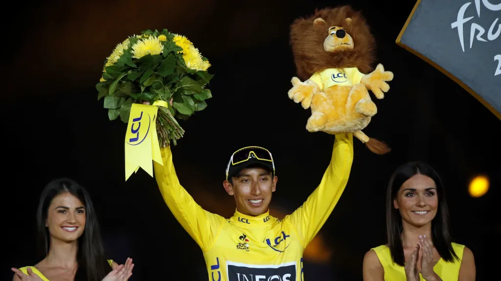 Egan Bernal se raduje z celkového triumfu na Tour de France 2019